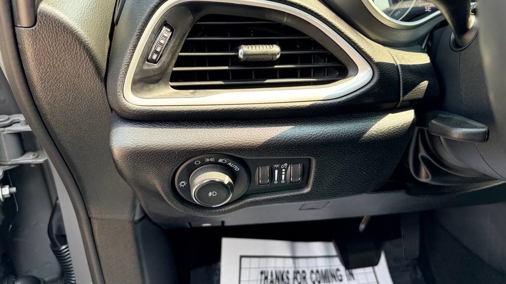 Used 2025 Chrysler Pacifica Select FWD image 18