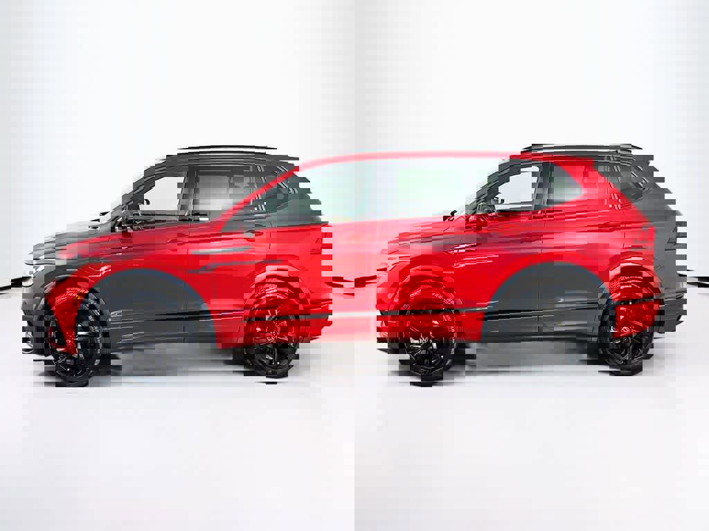 Used 2024 Volkswagen Tiguan SE R-Line image 2