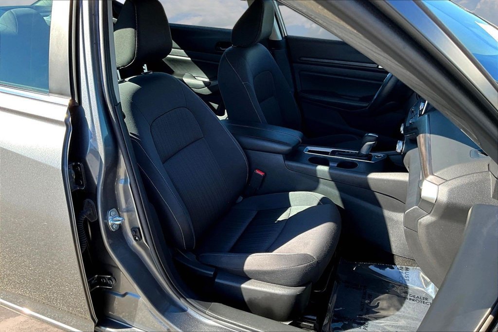 Used 2025 Nissan Altima 2.5 SV FWD image 31