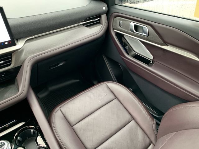 Certified 2025 Ford Explorer Platinum image 29