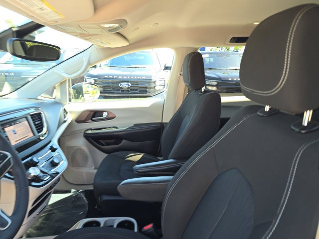 Used 2023 Chrysler Voyager LX FWD image 8