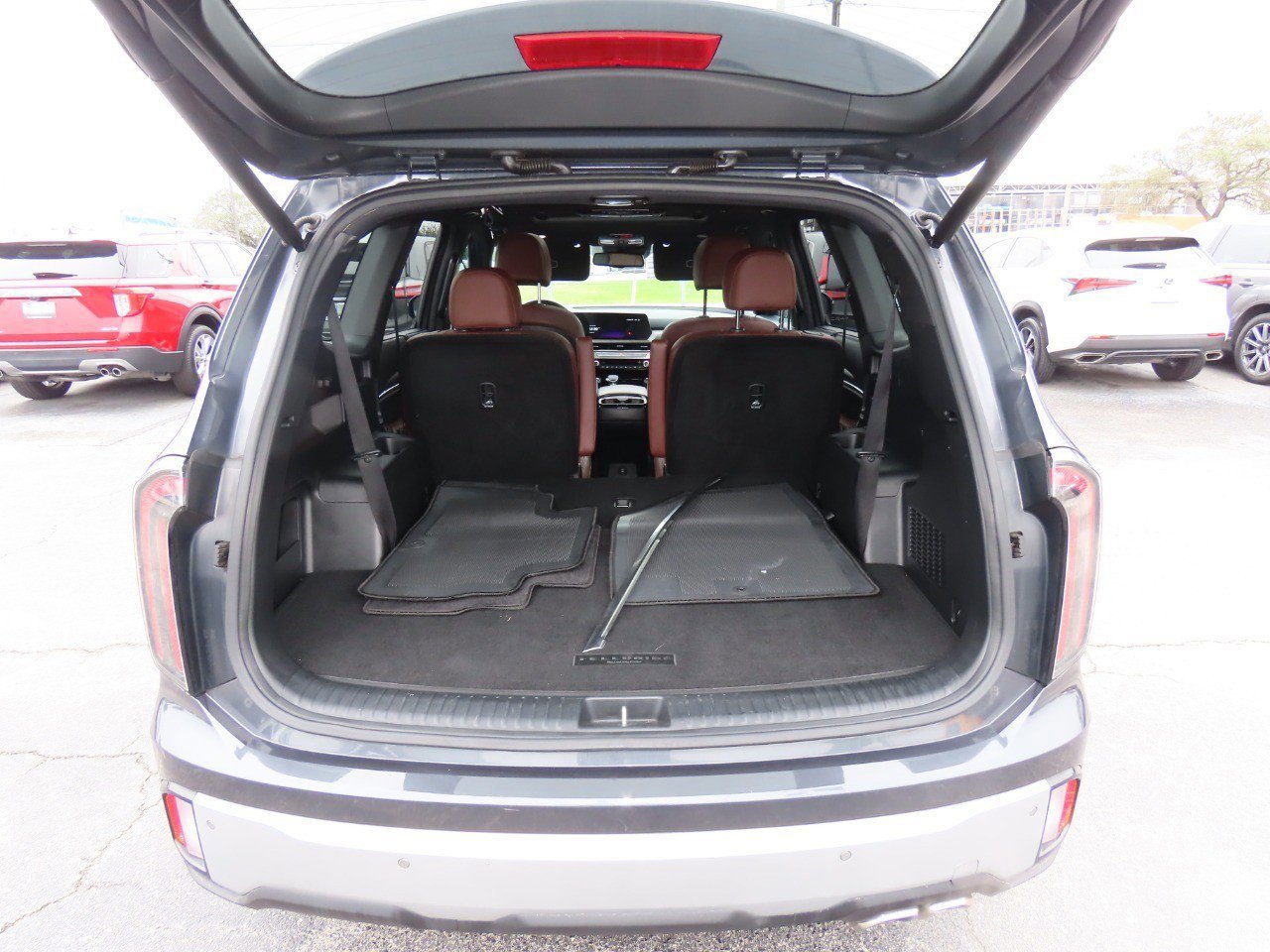 Used 2024 Kia Telluride EX w/ EX Captain's Chair Package image 15