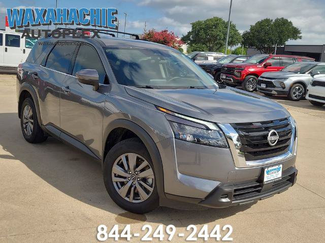 Used 2025 Nissan Pathfinder SV FWD image 1
