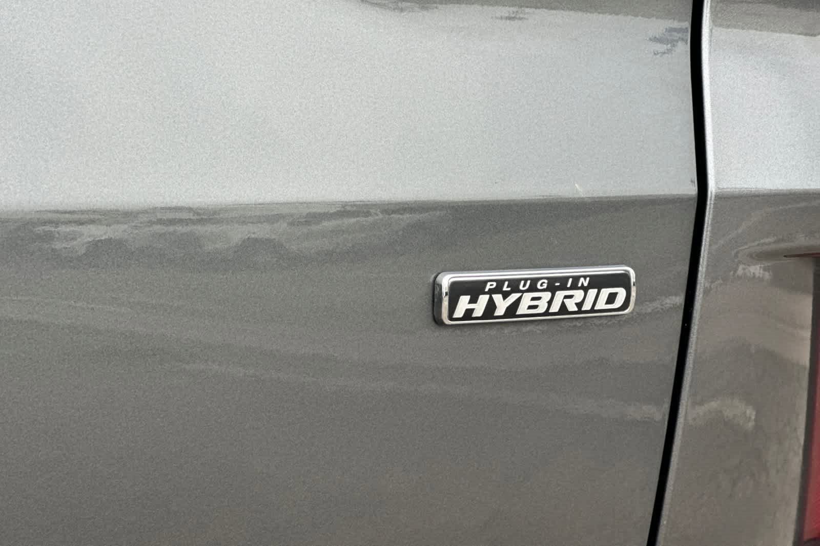 Certified 2025 Ford Escape SE w/ PHEV Premium Package image 28