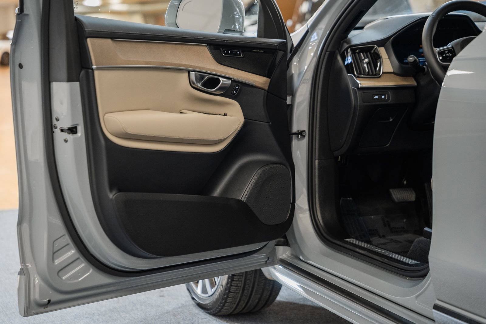 Used 2025 Volvo XC90 T8 Ultra w/ Protection Package Premier image 45