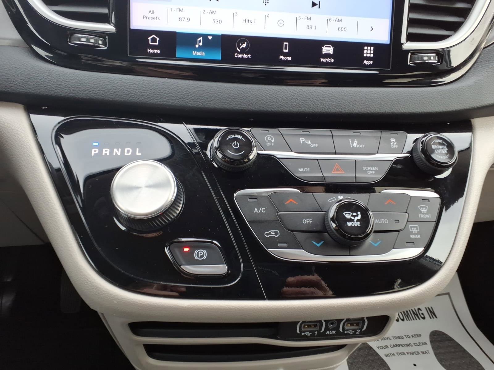 Used 2024 Chrysler Pacifica Touring-L image 19