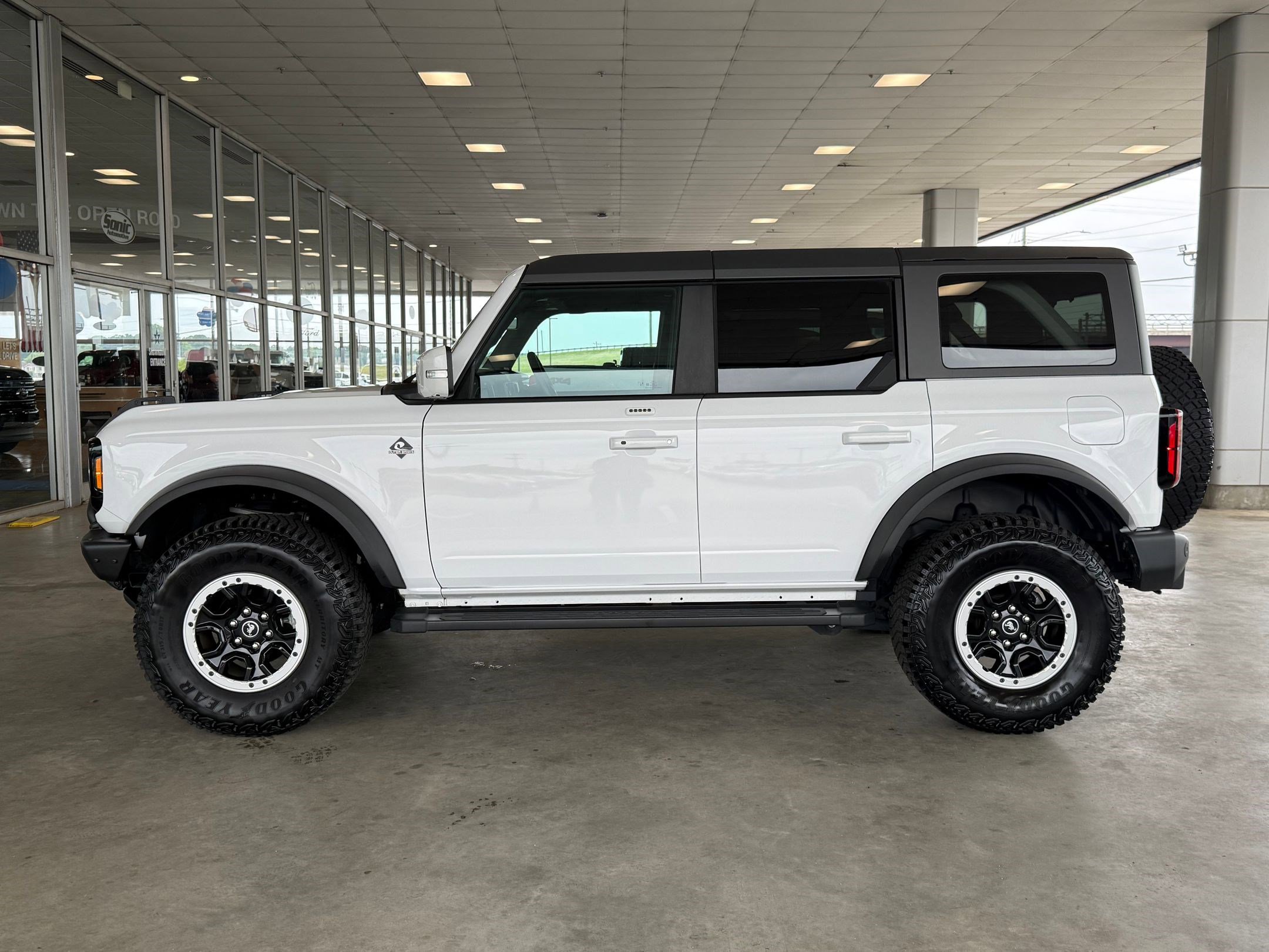 Certified 2023 Ford Bronco Outer Banks w/ Sasquatch Package AWD/4WD image 2
