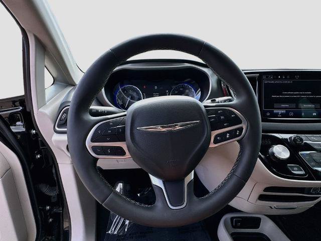 Used 2024 Chrysler Pacifica Touring-L FWD image 10