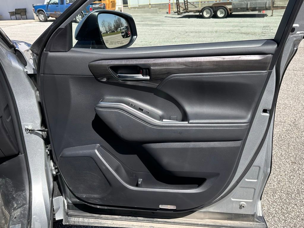 Used 2024 Toyota Highlander Limited AWD/4WD image 24