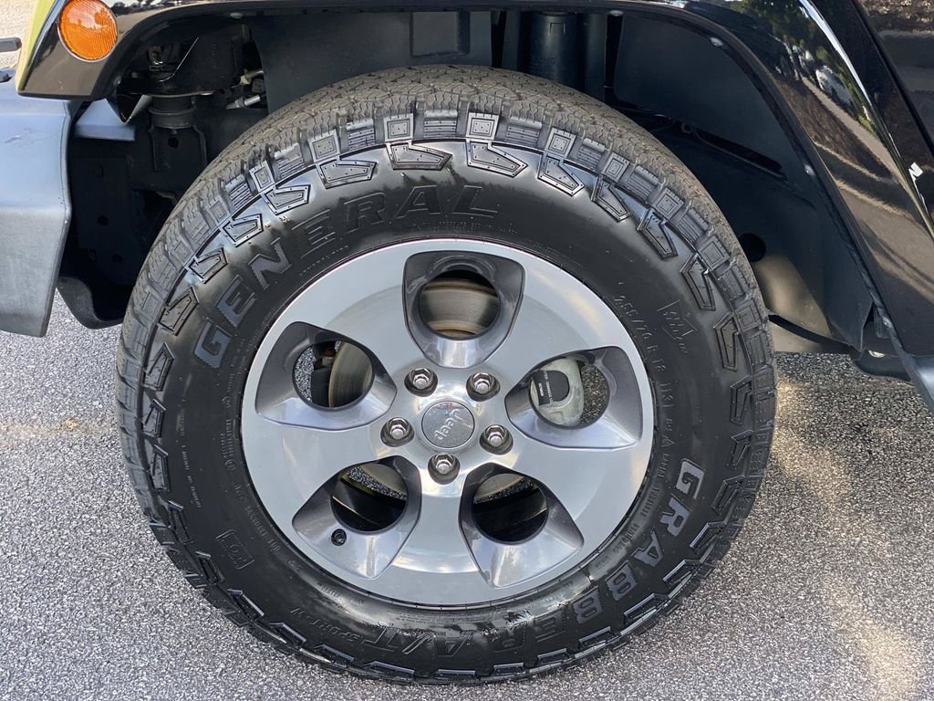 Used 2018 Jeep Wrangler Unlimited Sahara w/ Connectivity Group AWD/4WD image 10