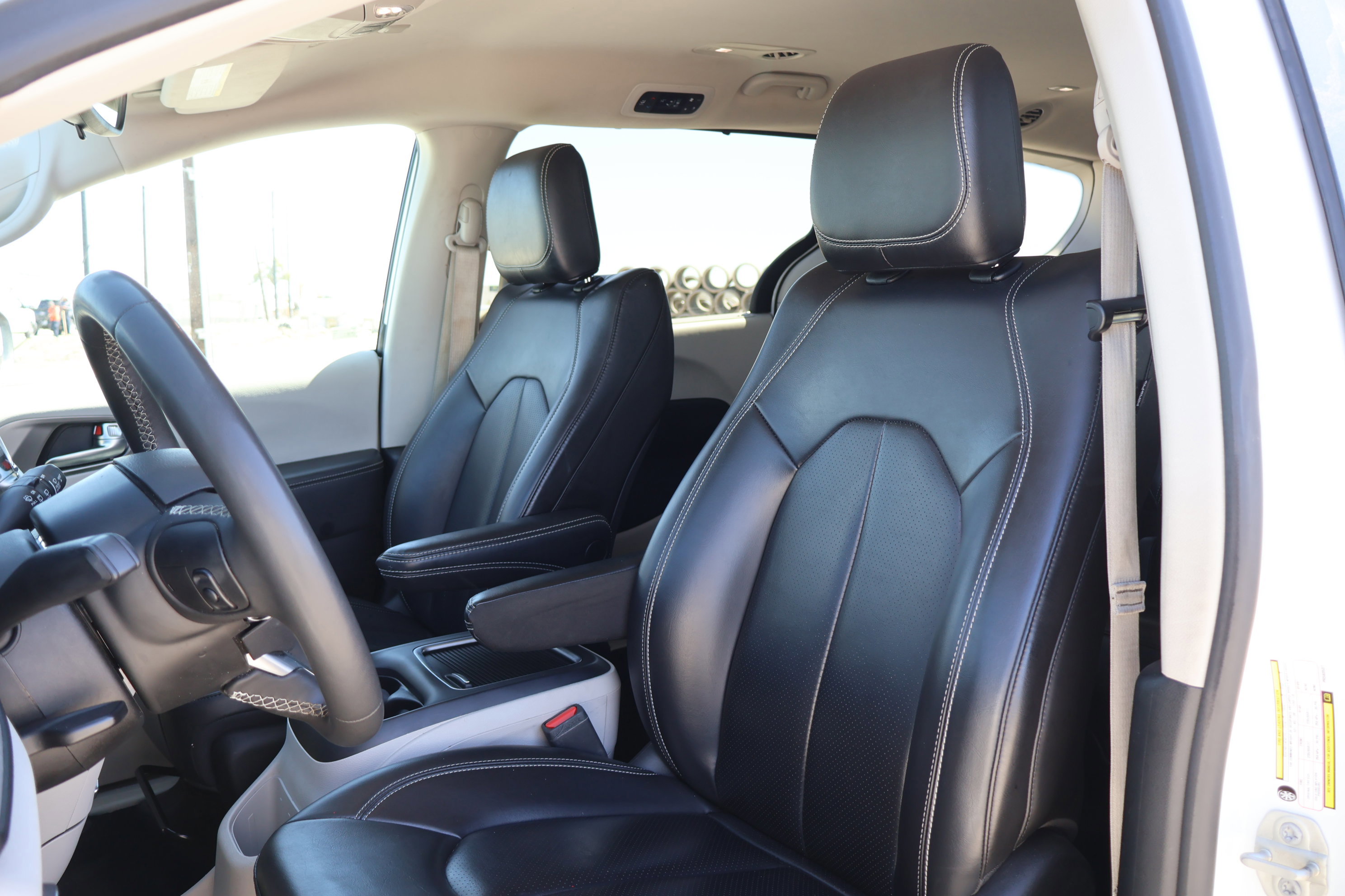 Used 2023 Chrysler Pacifica Touring-L image 14