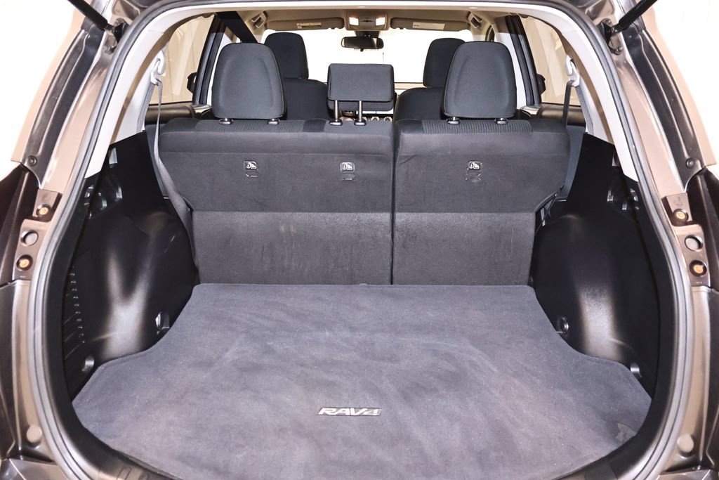 Used 2018 Toyota RAV4 LE w/ Carpet Mat Package AWD/4WD image 27