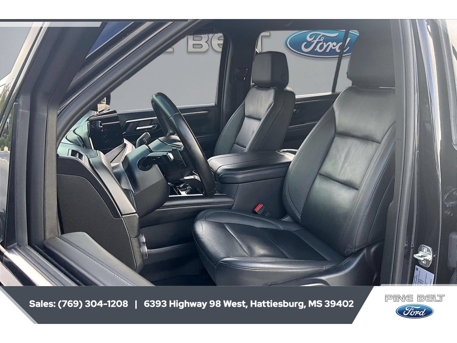 Used 2025 Chevrolet Suburban LT RWD image 18