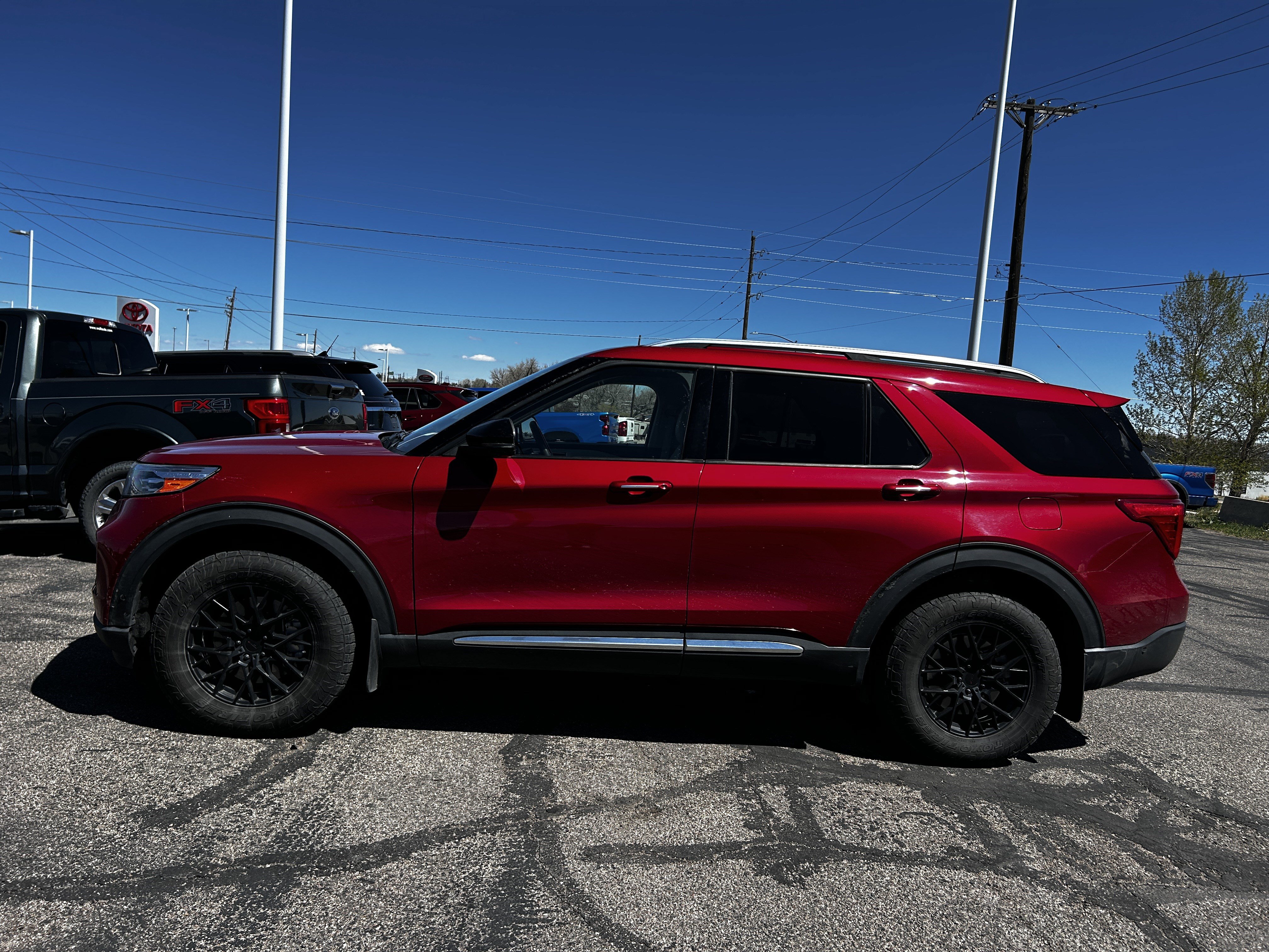 Certified 2022 Ford Explorer Platinum w/ Premium Technology Package AWD/4WD image 2