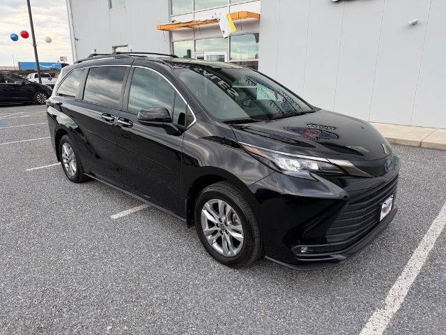 Used 2022 Toyota Sienna XLE Woodland Edition AWD/4WD image 2