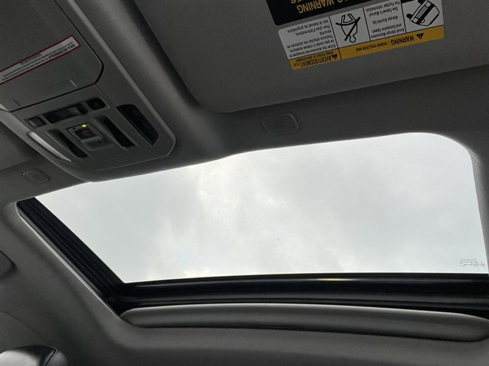 Used 2023 Toyota Highlander Limited image 9