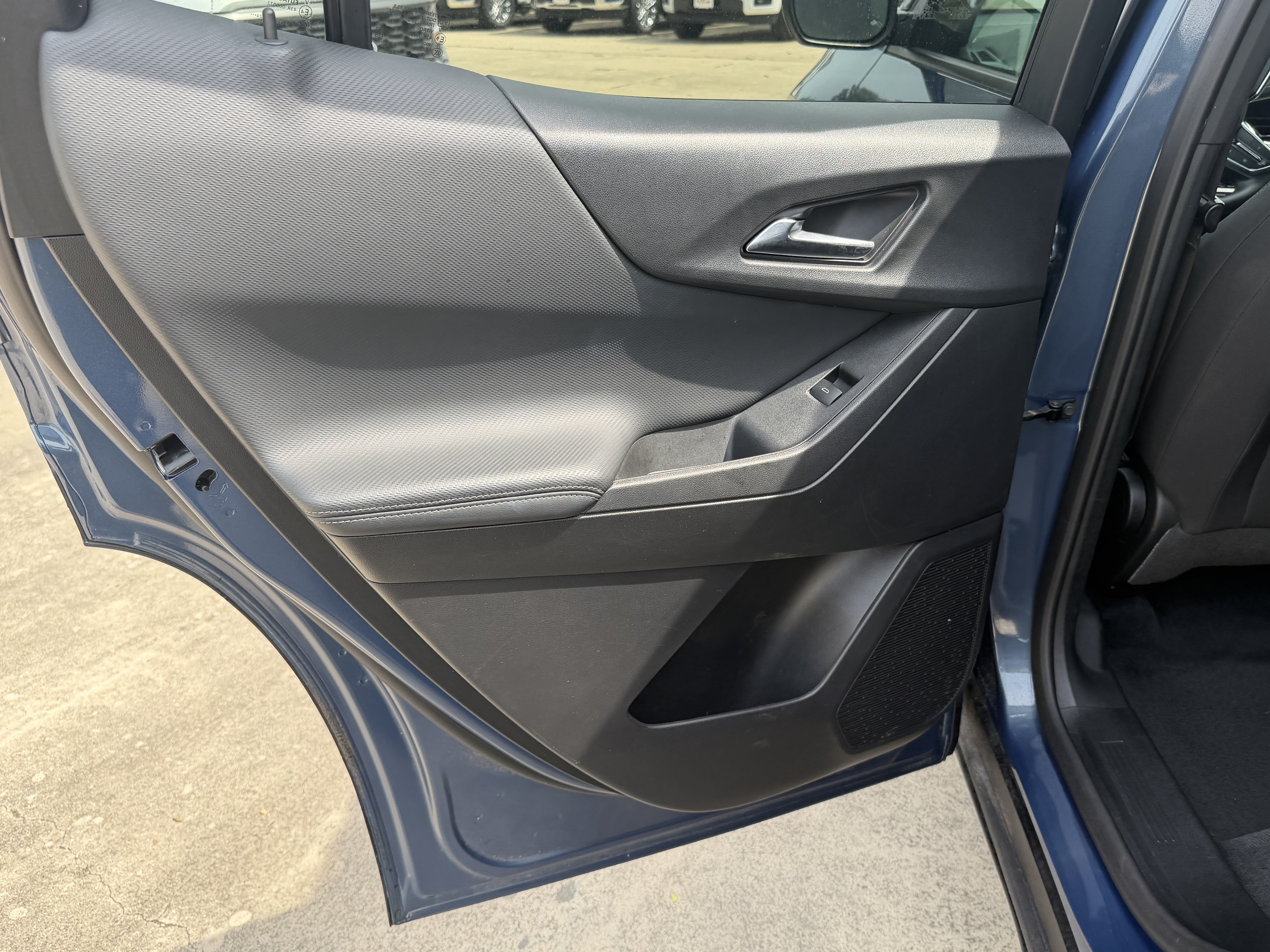 Used 2025 Chevrolet Equinox LT FWD image 13