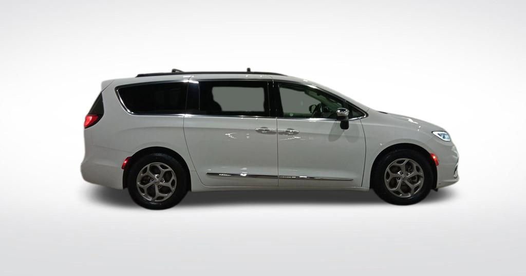 Used 2023 Chrysler Pacifica Limited image 2