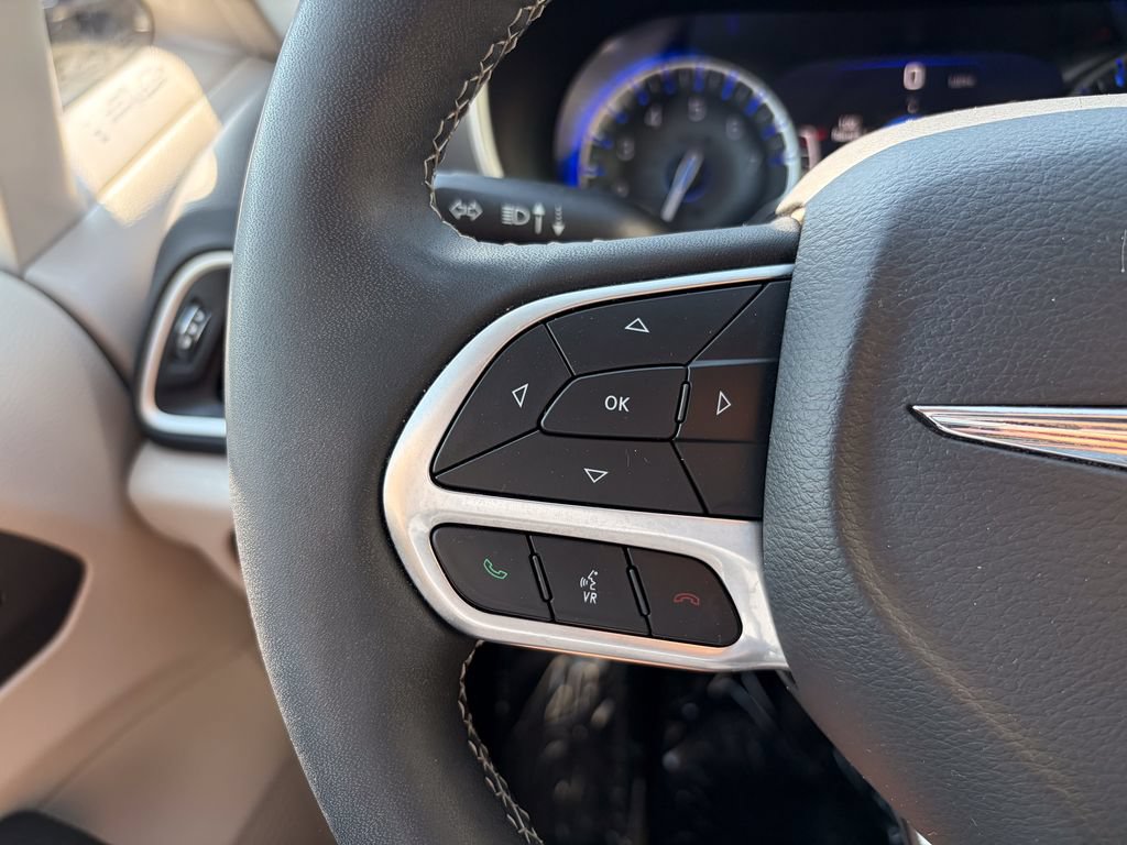 Used 2024 Chrysler Pacifica Touring-L FWD image 28