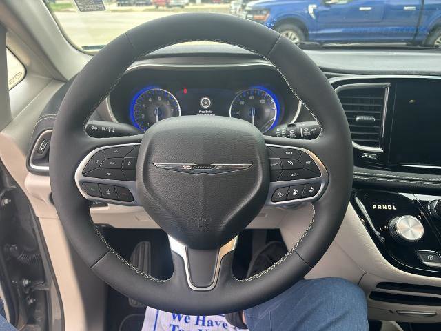 Used 2023 Chrysler Pacifica Touring-L image 13