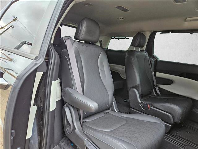 Used 2024 Kia Carnival EX FWD image 18