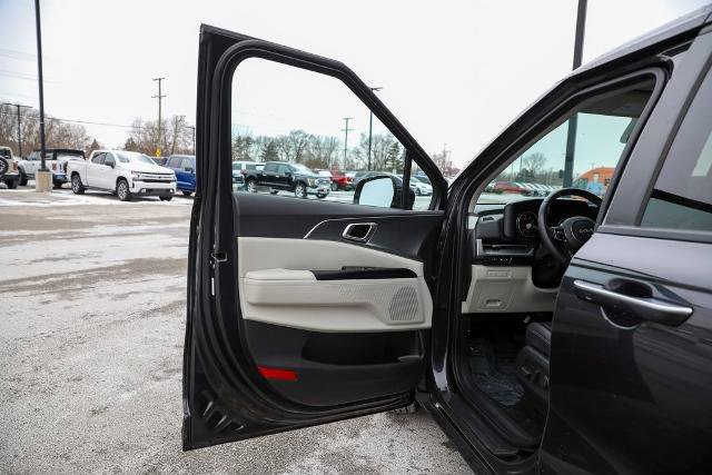 Used 2024 Kia Carnival LX image 18