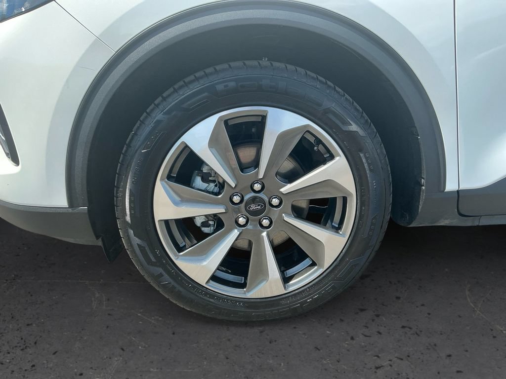 Certified 2023 Ford Escape Platinum w/ Class II Trailer Tow Package AWD/4WD image 13
