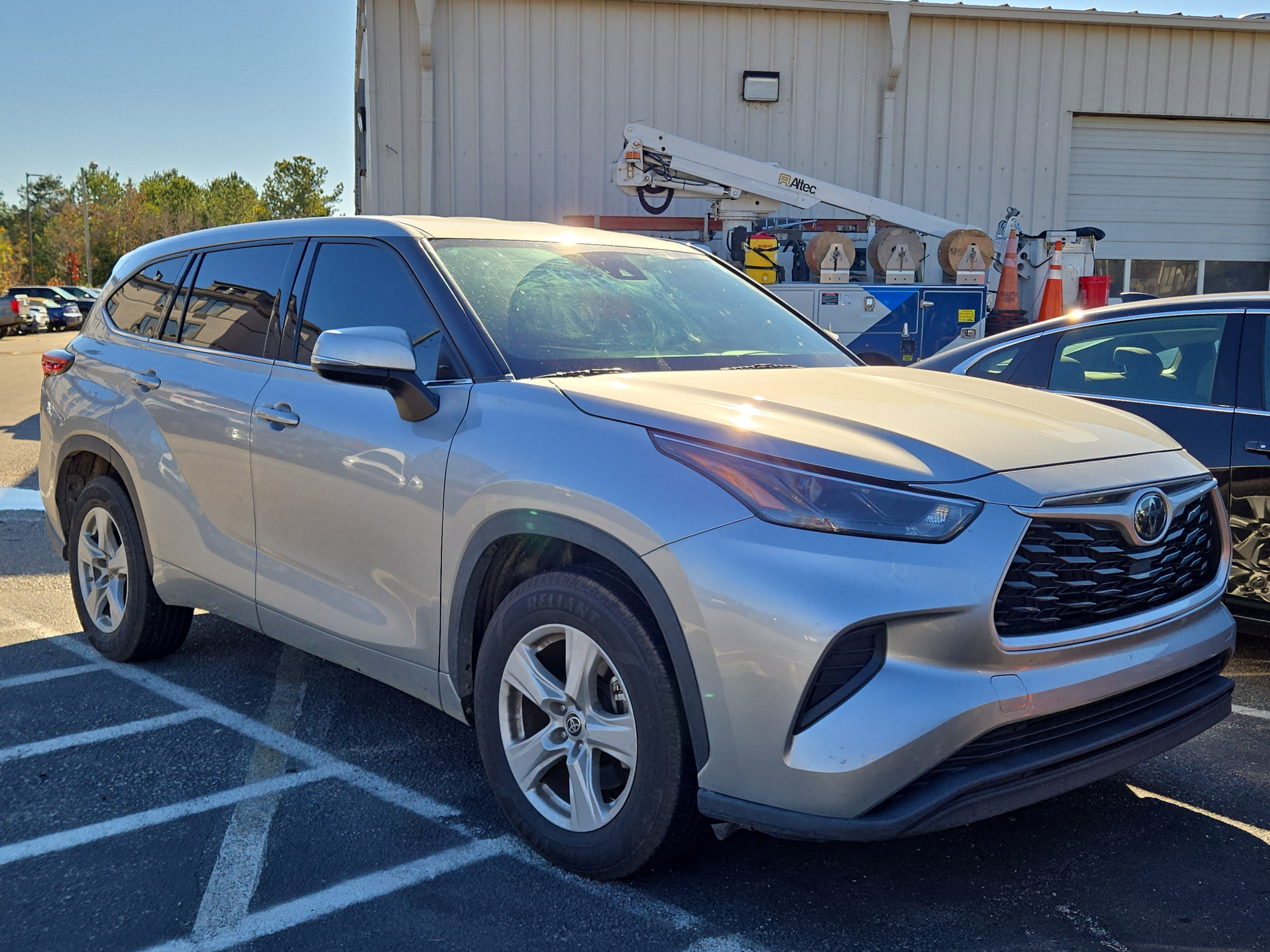 Used 2022 Toyota Highlander L image 2