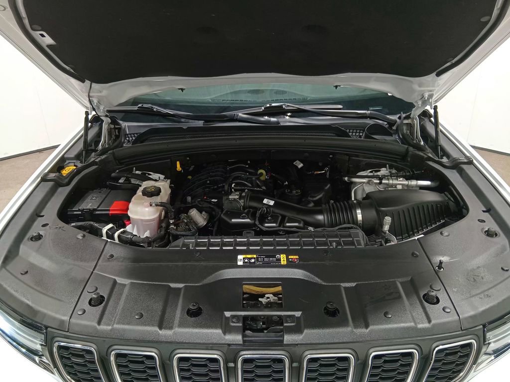 Used 2021 Jeep Grand Cherokee L Laredo w/ Luxury Tech Group I AWD/4WD image 10