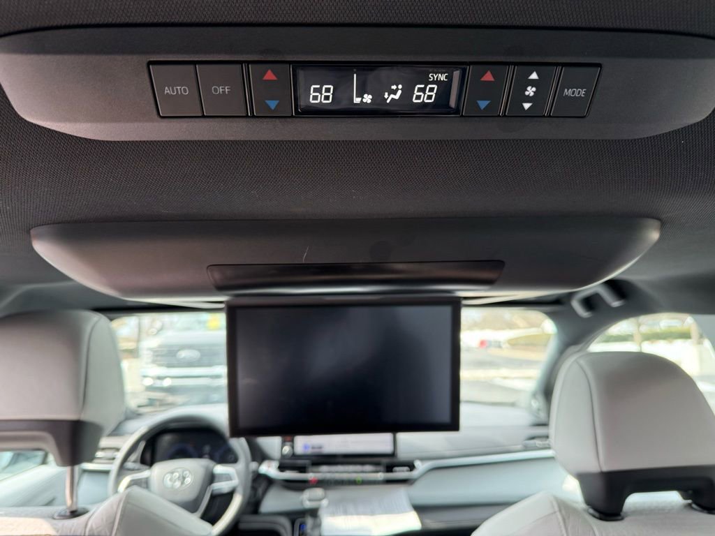 Used 2025 Toyota Sienna XSE w/ XSE Plus Package image 18
