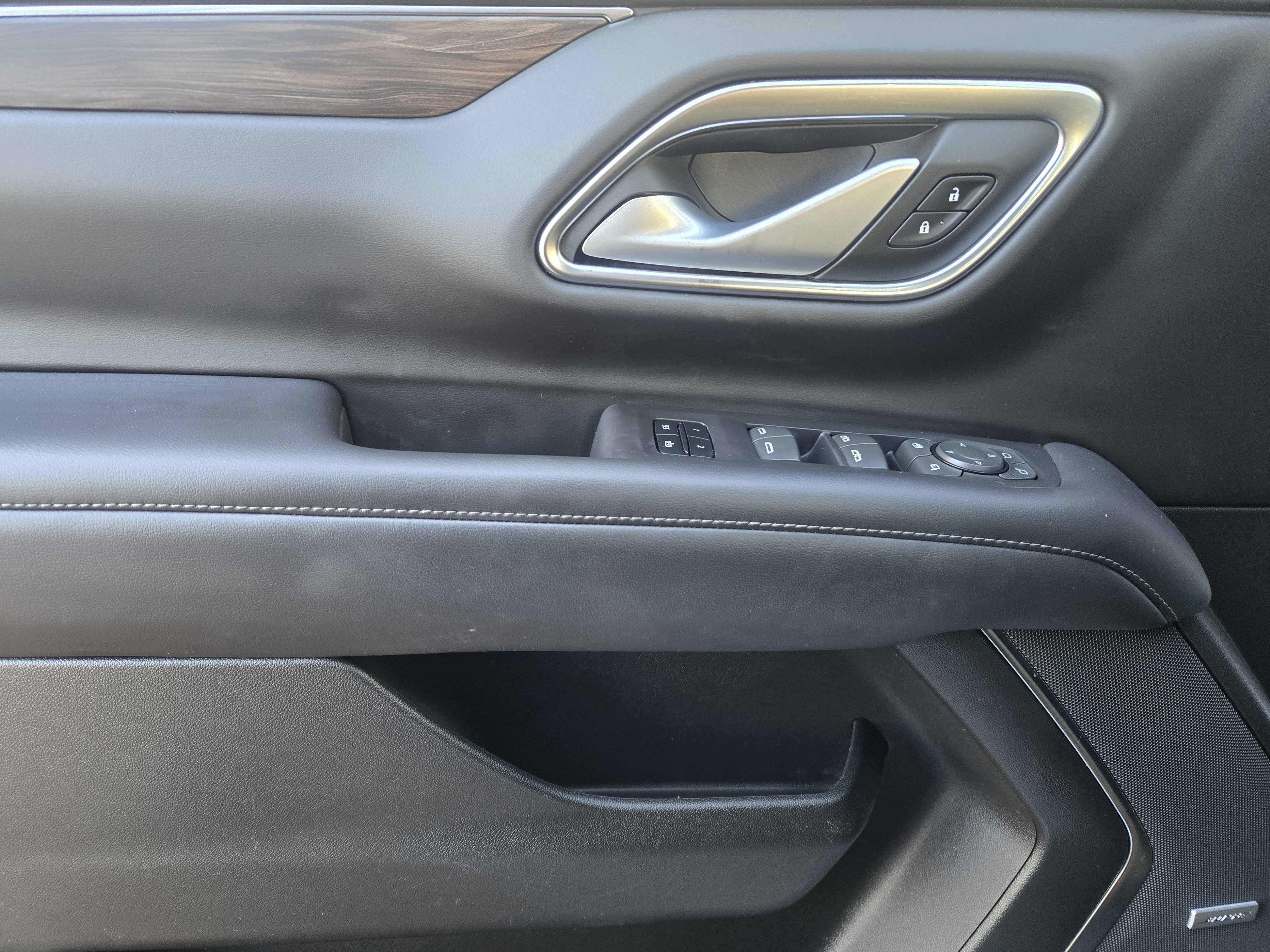 Used 2022 Chevrolet Suburban LT w/ Luxury Package image 16