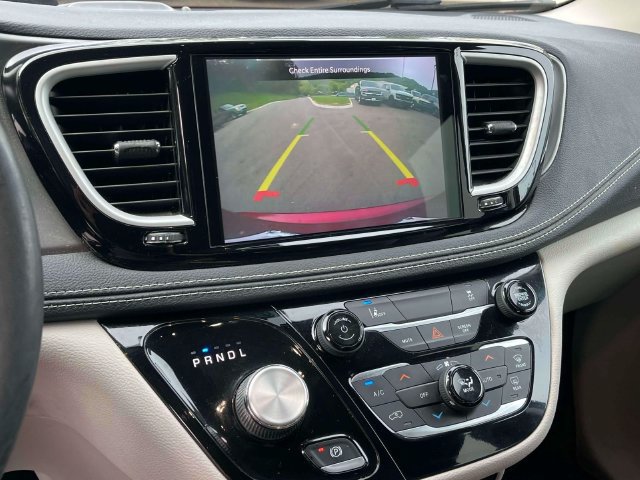Used 2022 Chrysler Pacifica Touring-L FWD image 35
