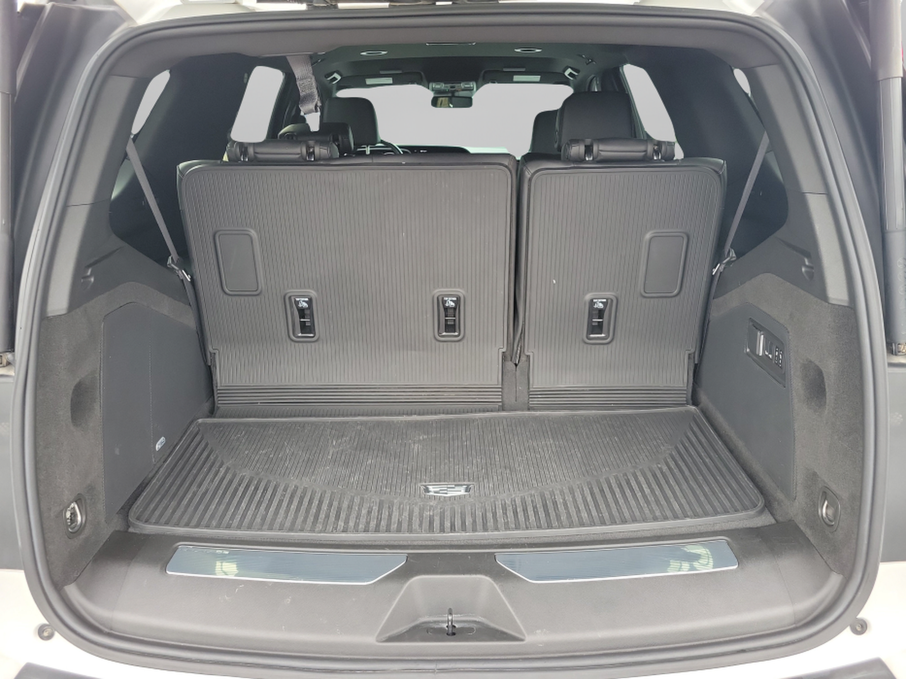 Used 2024 Cadillac Escalade Luxury w/ LPO, Floor Liner Package AWD/4WD image 7