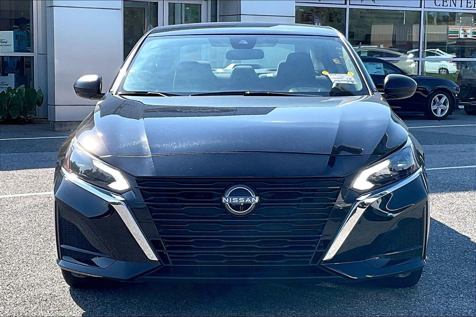 Used 2025 Nissan Altima 2.5 SV FWD image 2