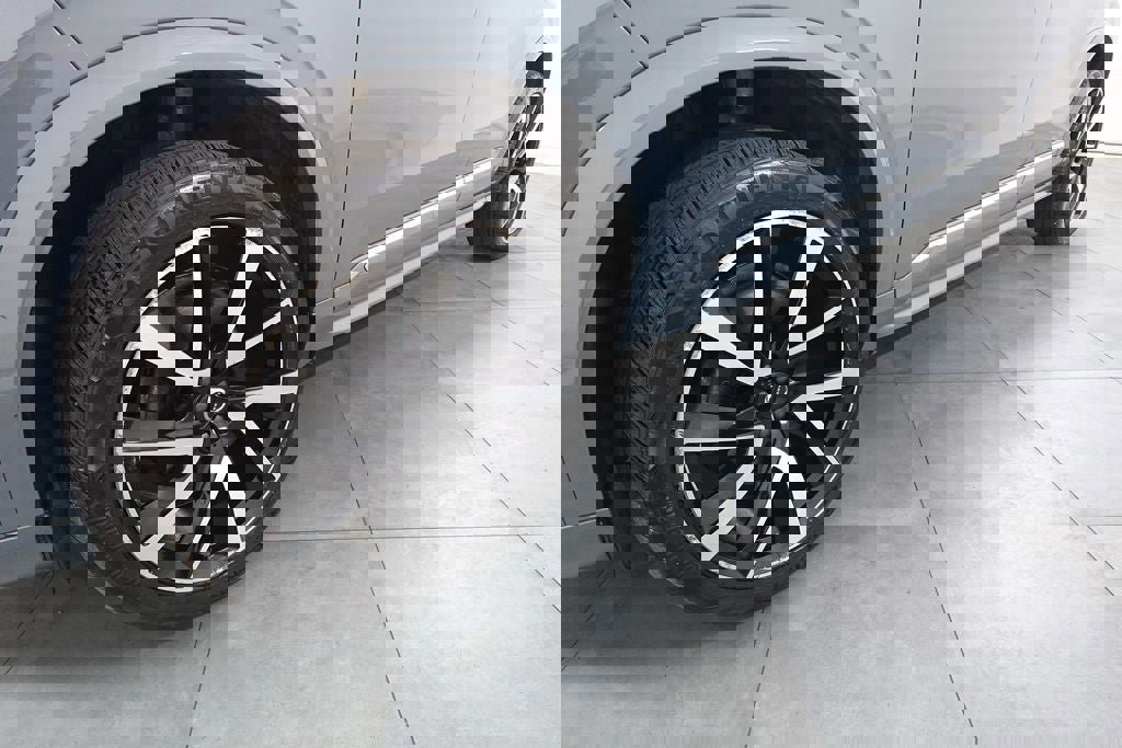 Used 2023 Volvo XC90 B6 Plus image 32