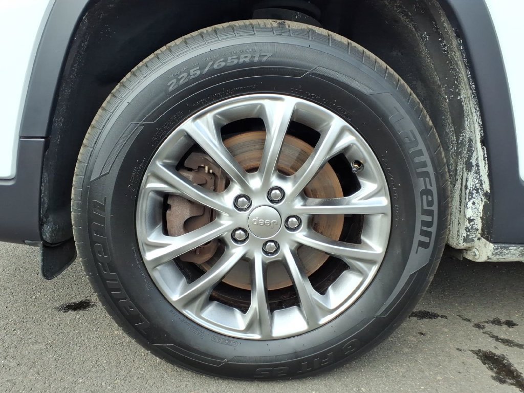 Used 2019 Jeep Cherokee Latitude Plus w/ Comfort/Convenience Group AWD/4WD image 24