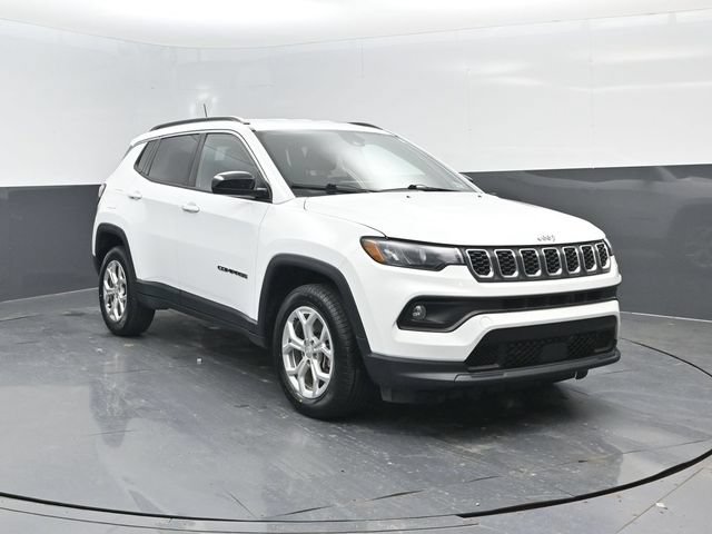 Used 2024 Jeep Compass Latitude AWD/4WD image 2