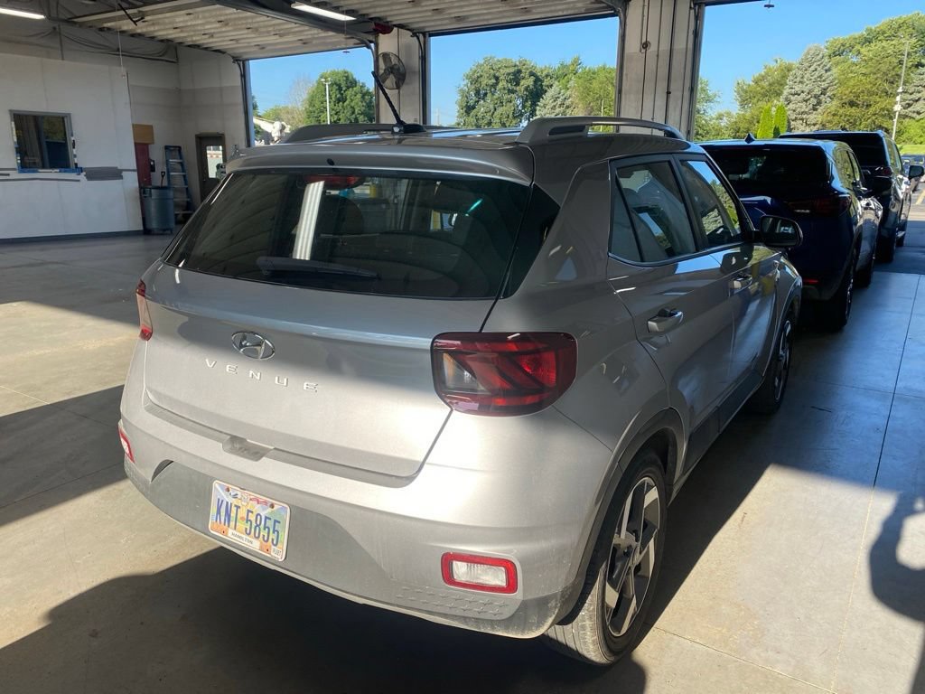 Used 2025 Hyundai Venue SEL FWD image 4