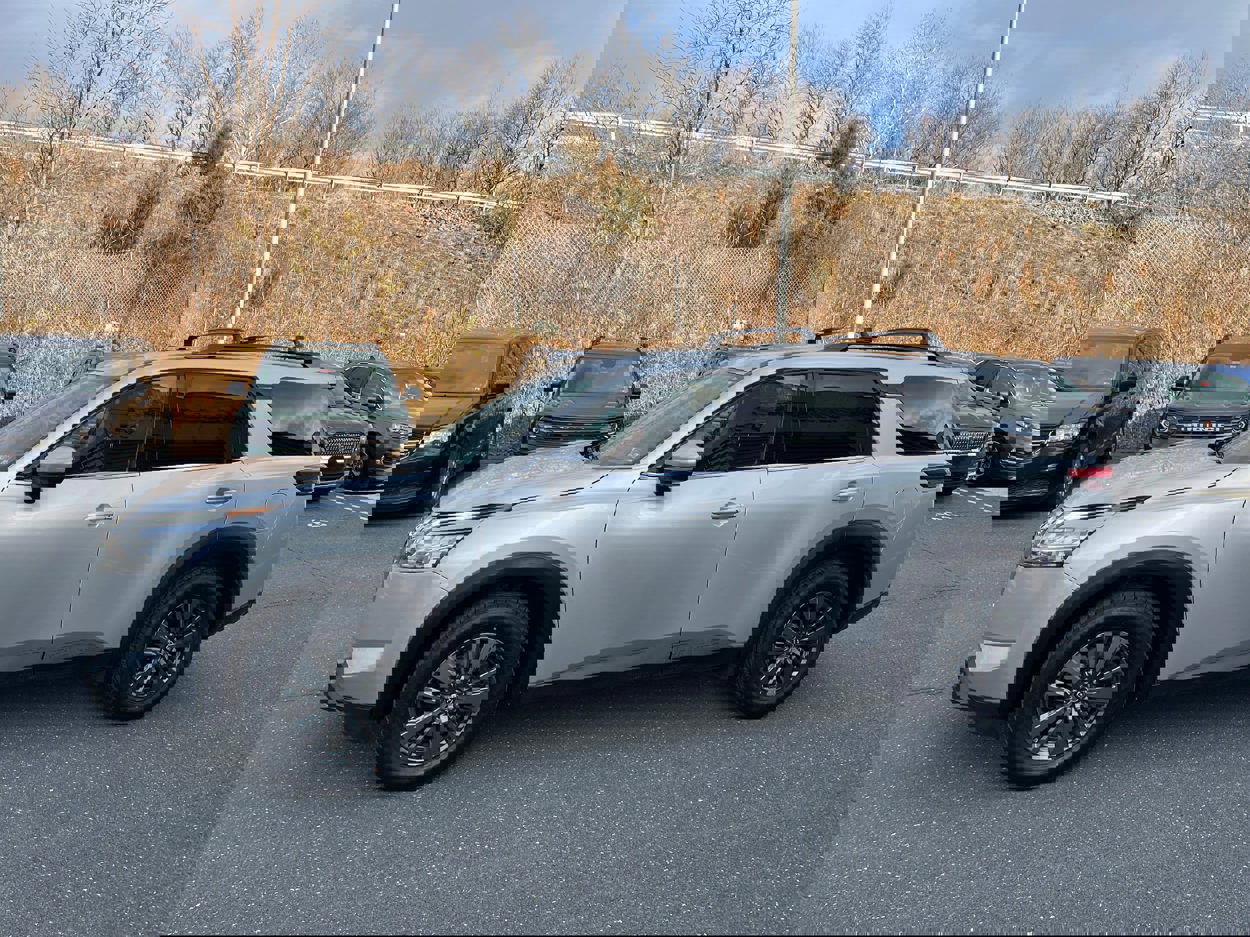 Used 2022 Nissan Pathfinder SV image 3