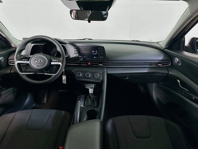 Used 2022 Hyundai Elantra SE image 17