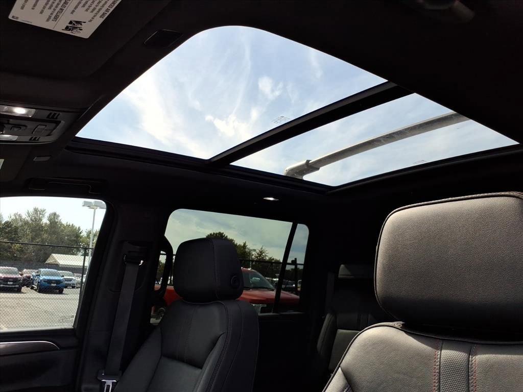 Used 2022 Chevrolet Suburban RST w/ Luxury Package image 11