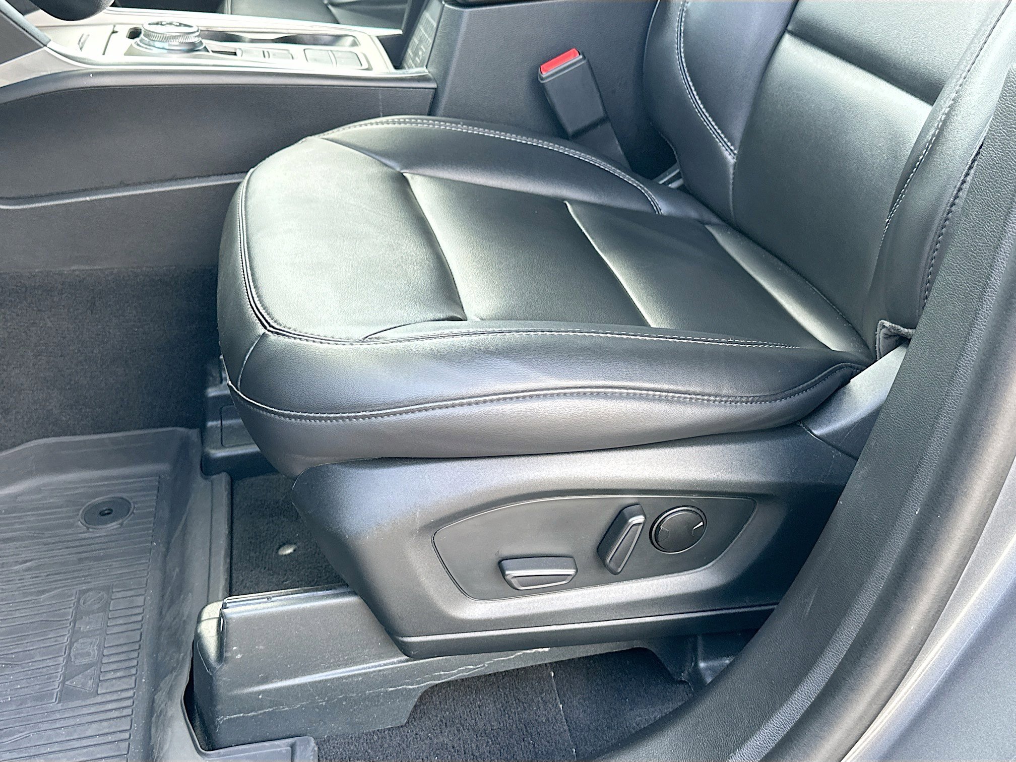Certified 2023 Ford Explorer XLT w/ Equipment Group 202A RWD image 20