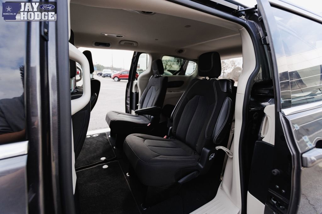 Used 2023 Chrysler Voyager LX image 2