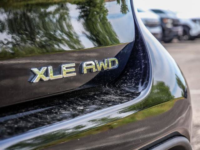 Used 2021 Toyota Highlander XLE AWD/4WD image 11