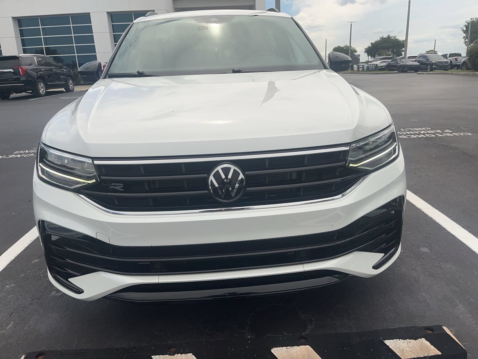 Used 2024 Volkswagen Tiguan SE R-Line AWD/4WD image 3