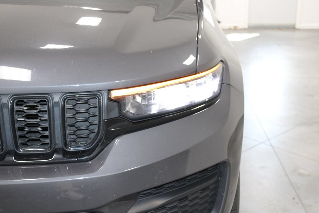 Used 2022 Jeep Grand Cherokee Altitude RWD image 14