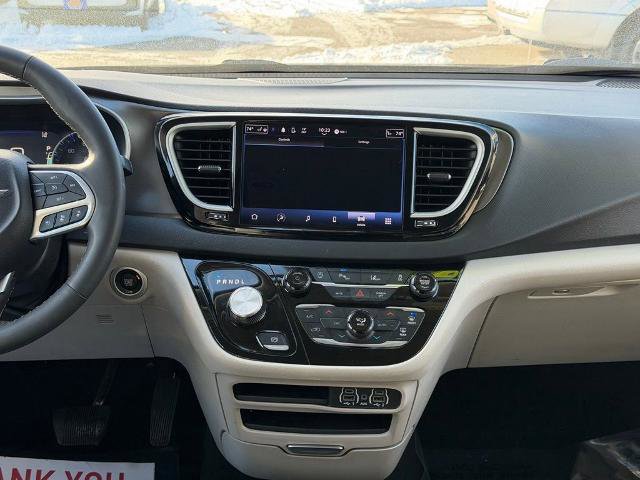 Used 2024 Chrysler Pacifica Touring-L FWD image 14