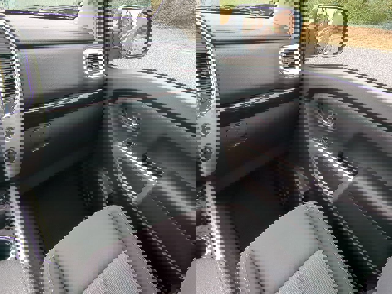 Used 2021 Nissan Titan SV w/ SV Convenience Package image 15