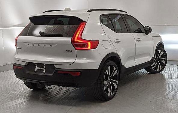 Used 2023 Volvo XC40 B5 Ultimate w/ Climate Package image 4