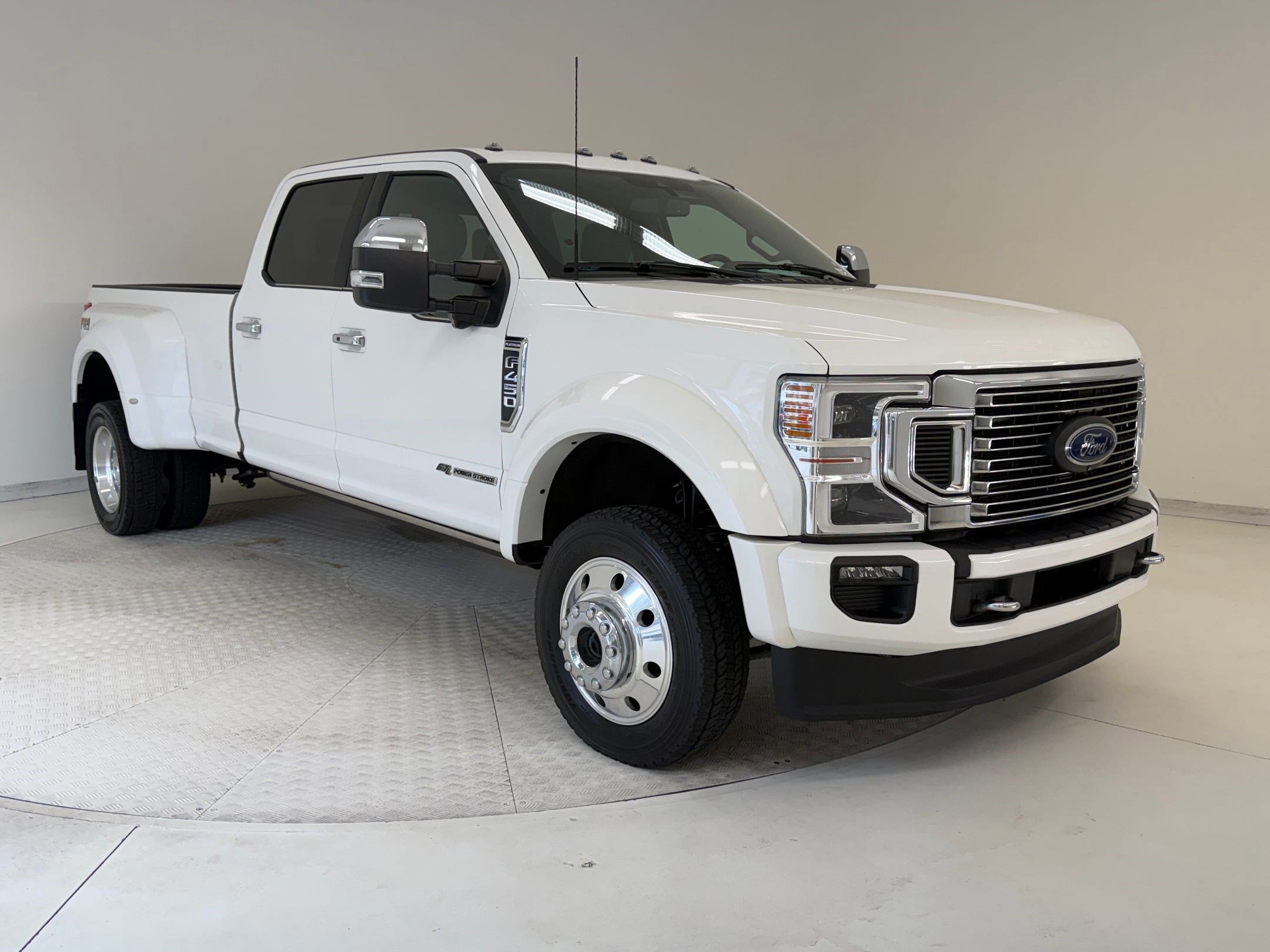 Certified 2022 Ford F450 Platinum w/ FX4 Off-Road Package image 9